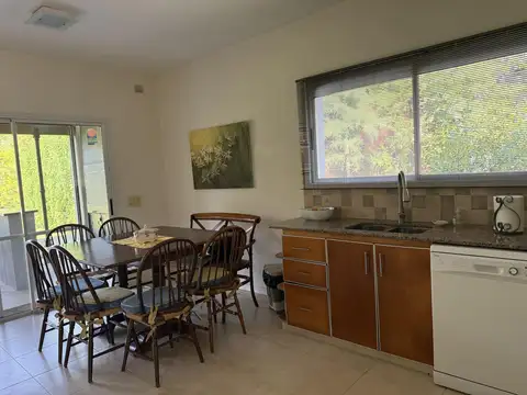 Casa 4 ambientes con 2 baños