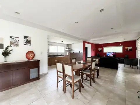 dos Casas en venta, con predio, cancha de futbol, en Olmos. La Plata