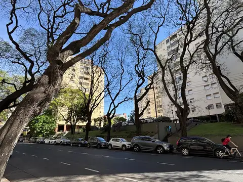 Comodo Cuatro Ambientes con Dos Cocheras en Colegiales