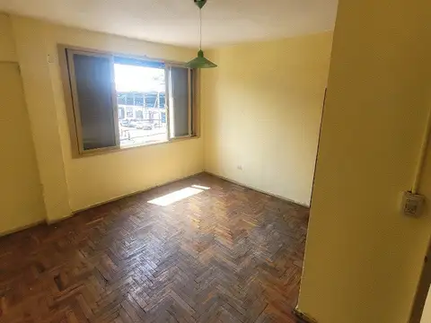 Depto 2 amb Primero x escalera al fte Muy Luminoso!