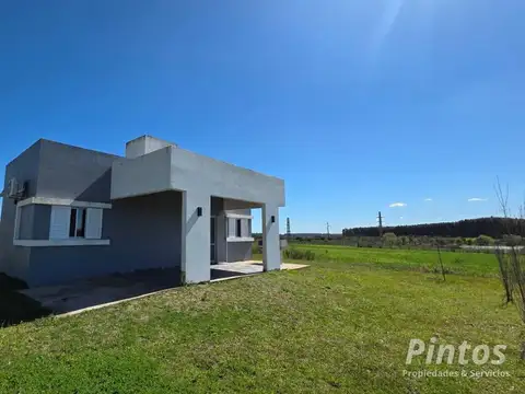 Casa de campo sobre Colectora Autovía R14 (altura Km 158). SAN JOSE.