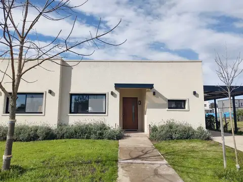 Casa Chalet  en Venta en Santa Lucia, Pilar del Este, Pilar