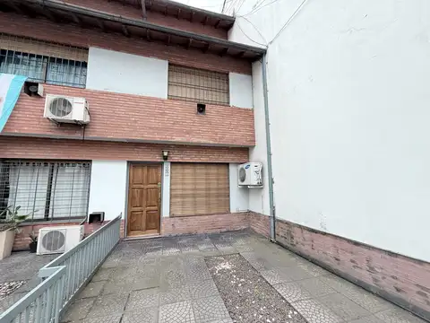 PH TIPO DUPLEX DE 4 AMBIENTES-COCHERA DESCUBIERTA-PATIO Y TERRAZA-