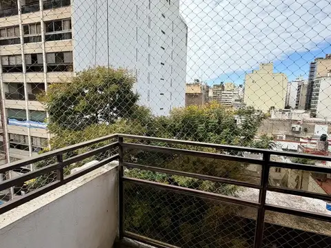 Departamento en Paseo del Siglo. Pte. Roca 876. Frente. Balcón. Amplísimo