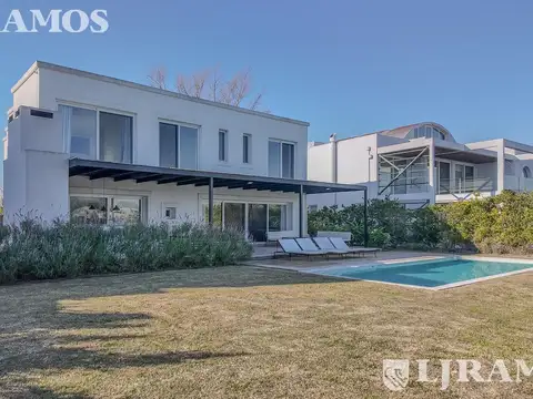 Casa 7 ambientes con 5 baños