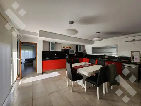 Casa 8 ambientes con 4 baños
