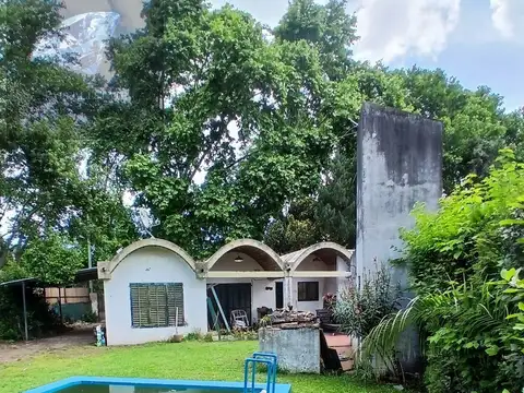 Venta de casa de 4 ambientes con parque, piscina y cocheras en Parque Leloir