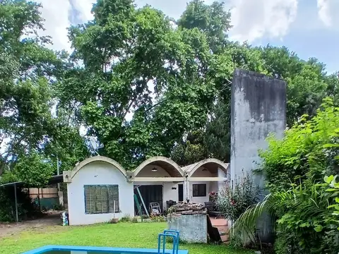 Venta de casa de 4 ambientes con parque, piscina y cocheras en Parque Leloir