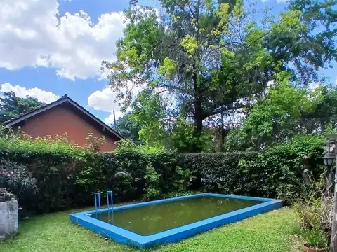 Venta de casa de 4 ambientes con parque, piscina y cocheras en Parque Leloir