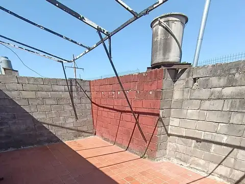 CASA EN VENTA PLANTA ALTA 2 DORMITORIOS - PATIO