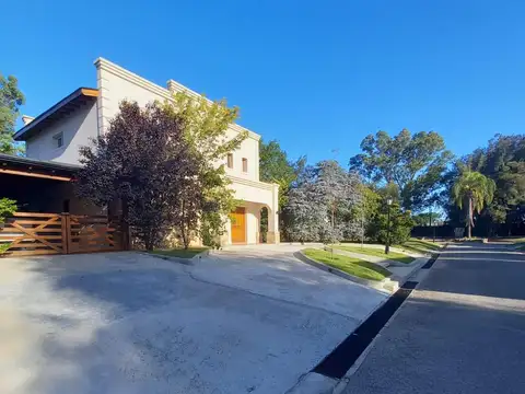 Casa 5 ambientes con 4 baños