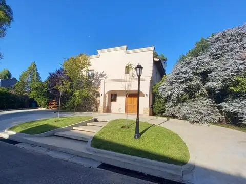 VENTA CASA 4 AMBIENTES EN FINCAS DEL LAGO