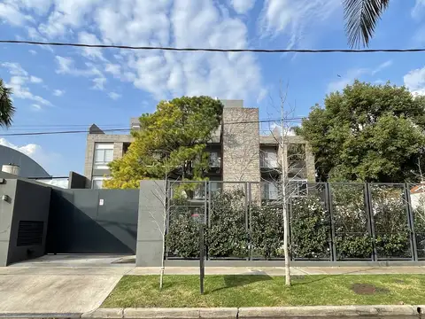 Hermoso depto en planta baja de 2 amb. con cochera, patio, baulera y SUM