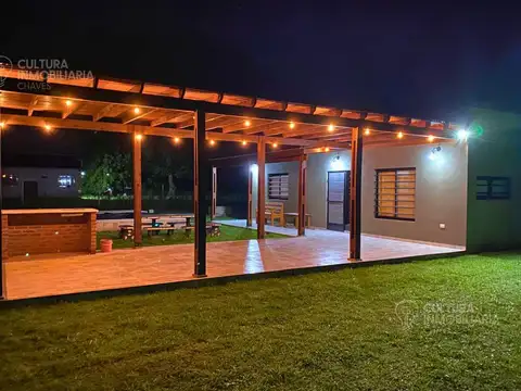 Juana M. Torino, entre F. de Magallanes y Benito Perez Gallo