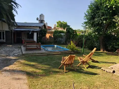 Casa con pileta + terreno con 3 departamentos
