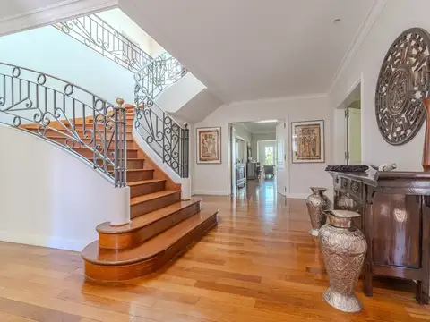 Casa 15 ambientes con 5 baños