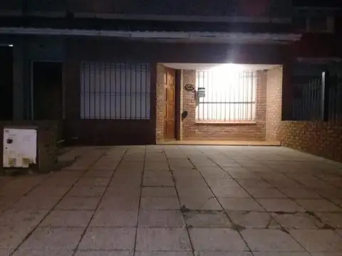 Chalet 4 amb con garage y Dto 3 amb. con amplio parque.