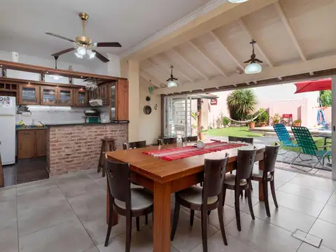 Casa 4 ambientes con 2 baños
