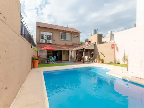 Venta de casa  4 ambientes  en Temperley con gran parque