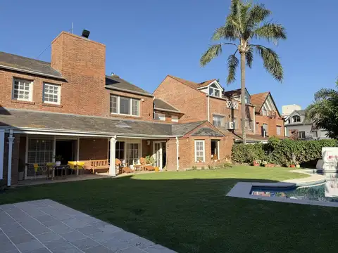 Casa en Alquiler de 2 Plantas, Con Jardín, Pileta y Garage - Martínez, San Isidro