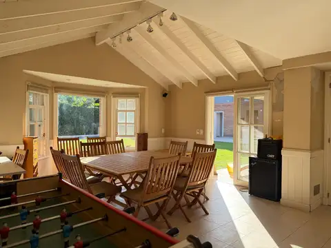 Casa 8 ambientes con 4 baños