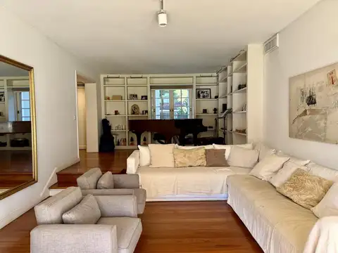 Casa en Alquiler con 2 cocheras