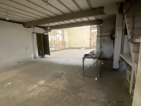 Excelente galpon entrada camion, lote propio 340m2