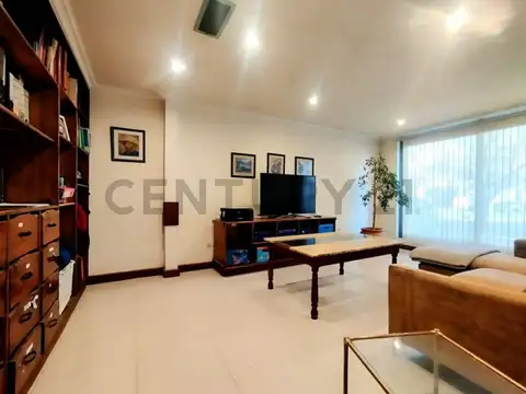 Casa en Venta con 4 cocheras