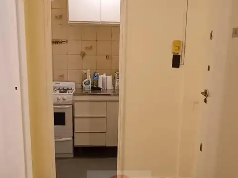 LINDO DEPTO DE 1½ AMB. LATERAL C/PATIO PROPIO SOBRE AV.