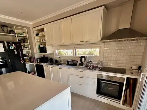 Casa 5 ambientes con 4 baños