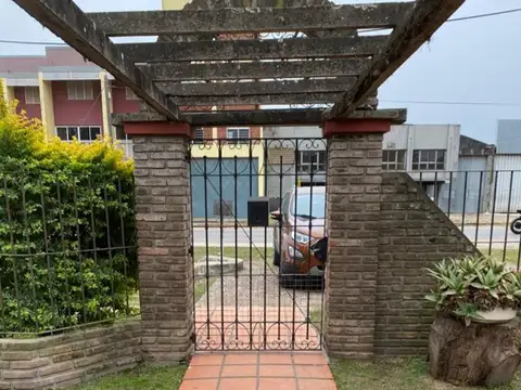 Casa 10 ambientes con 4 baños