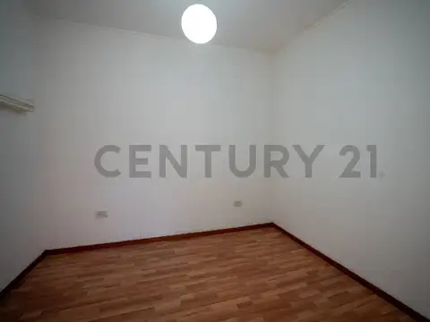 Casa en venta –  2 dormitorios, cochera y patio.