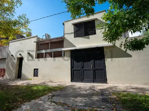 Casa en venta –  2 dormitorios, cochera y patio.