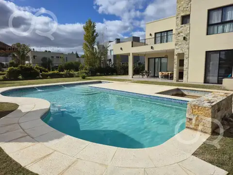 Casa en alquiler en Barrio cerrado Santo Domingo 5 ambientes 4 Baños Vista a la laguna