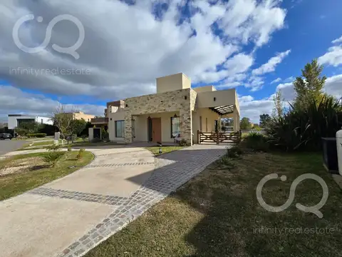 Casa en alquiler en Barrio cerrado Santo Domingo 5 ambientes 4 Baños Vista a la laguna