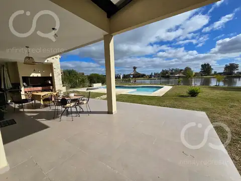 Casa 5 ambientes con 4 baños