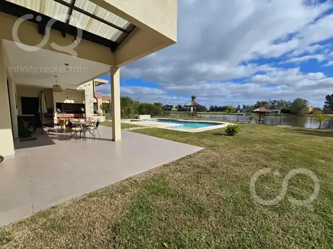 Casa 5 ambientes con 4 baños