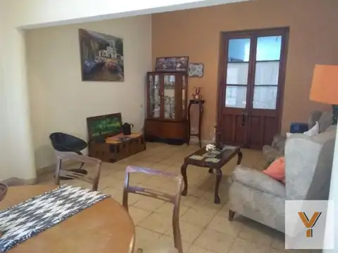 Casa venta - 4 dormitorios - 1 baño - 1 Cochera - 180mts2 totales - Las Flores