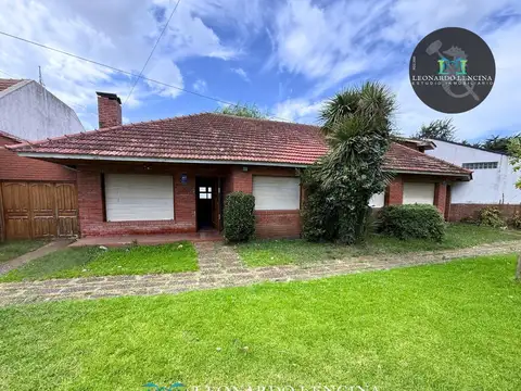 CASA 5 AMB. CON QUINCHO - 2 COCHERAS Y PARQUE -