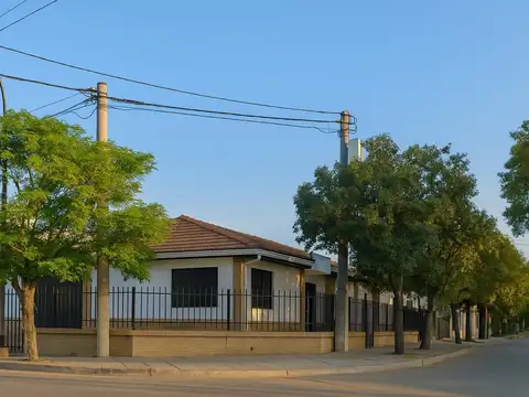 Casa esquina frente a la plaza – Los Robles USD 68.000