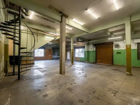 LOCAL ESQUINA COMERCIAL SOBRE AV. ILLIA | 367 m² Cubiertos | Local + Oficinas + Depósito
