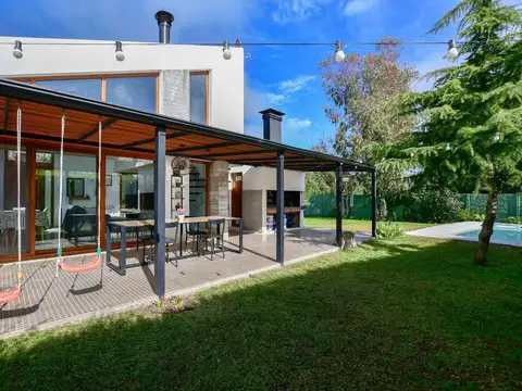 Casa en Venta con 2 cocheras