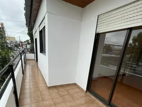 ALQUILER DEPARTAMENTO DE 3 AMBIENTES EN CARAPACHAY CENTRO COMERCIAL