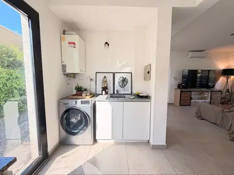 Casa 4 ambientes con 2 baños