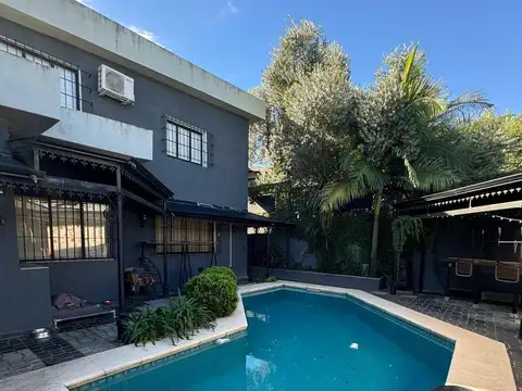Casa 3 ambientes con pileta en venta en Ituzaingo