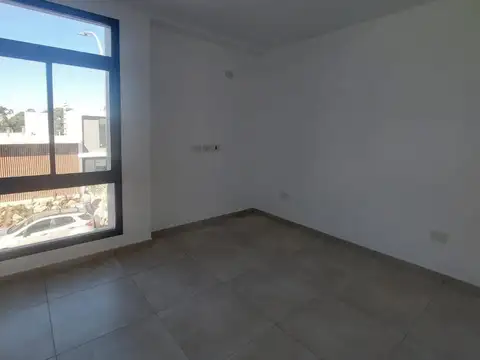 Casa en Alquiler con 2 cocheras