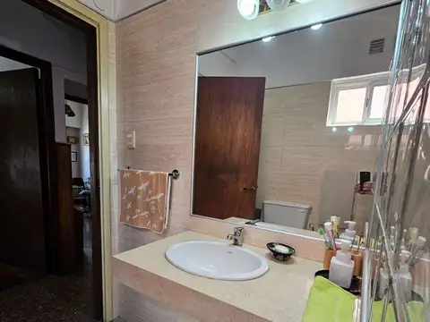 Casa 9 ambientes con 2 baños