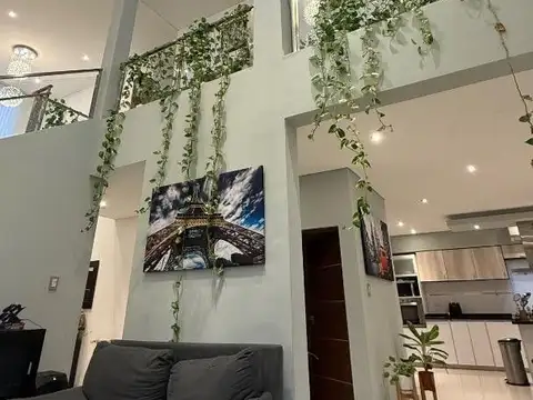 Casa en Venta con 4 cocheras