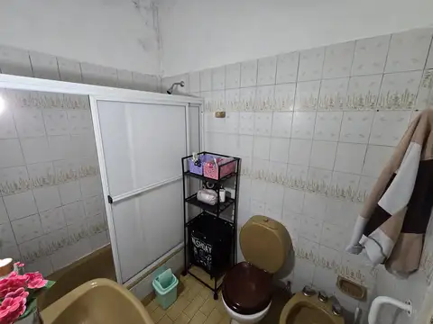 Casa 3 amb. + Departamento 2 amb. x Pasillo + Dos construcciones precarias a Demoler, para fondo libre.