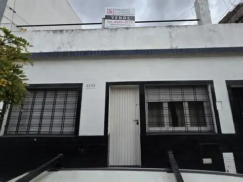Casa 3 amb. + Departamento 2 amb. x Pasillo + Dos construcciones precarias a Demoler, para fondo libre.